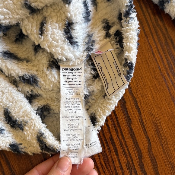 Patagonia Fleece bear hoodie 5T - Picture 5 of 7